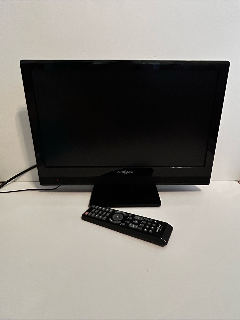 INSIGNIA 19” LCD TV HDMI MODEL NS-19E320A13 60HZ W/REMOTE CONTROL RETRO-GAMING